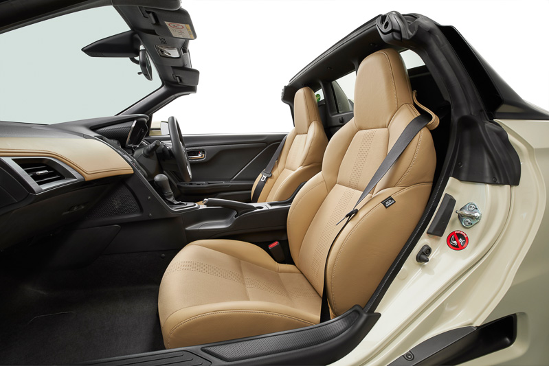 シート、インパネソフトパッドに専用色のライトタンを使い、ボディカラーの専用色「ヒダマリアイボリー・パール」などとカラーコーディネート