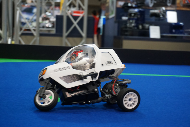 倒れても起き上がるRCモデル「3輪バイクRC【仮称】」