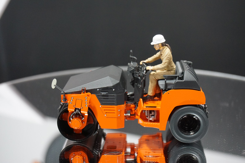 1/35日立建機コンバインド振動ローラ ZC50C-5