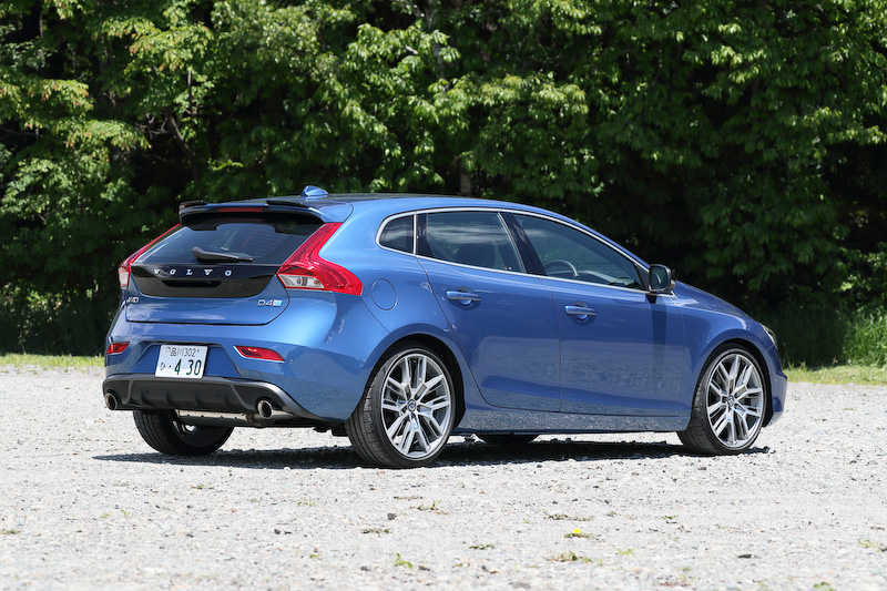 150台限定として1月に発売された特別限定車「V40 D4 R-DESIGN Polestar Edition」。ボディカラーはR-Design専用色となるバースティングブルーメタリック。価格は449万円