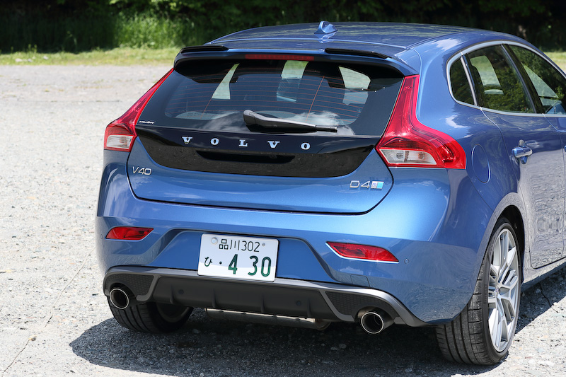 エクステリアではテールゲートに「R-DESIGN」「Polestar」のバッヂが備わるほか、ステンレススチール製のエキゾーストシステム（デュアルテール）によりスポーティなサウンドを楽しめる「ポールスター・パフォーマンス・エキゾーストセット」を装備。同セットにはスポーツエアフィルターやリアディフューザーも含まれる