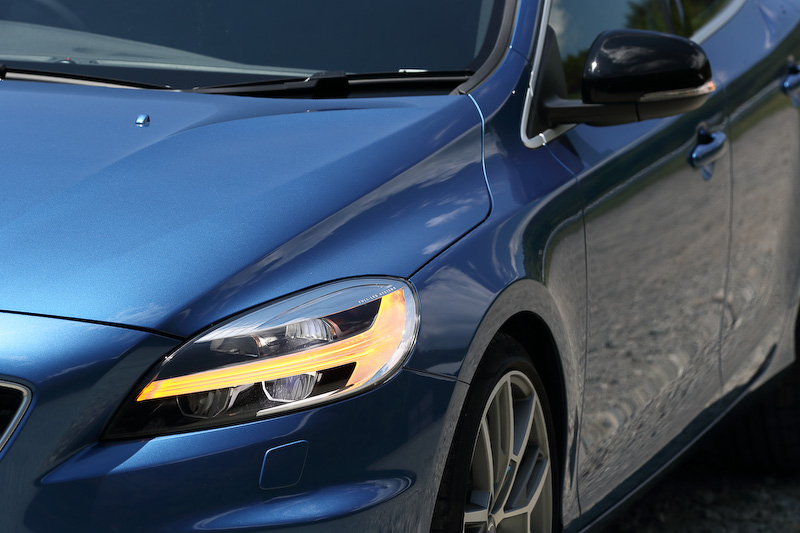 エクステリアではテールゲートに「R-DESIGN」「Polestar」のバッヂが備わるほか、ステンレススチール製のエキゾーストシステム（デュアルテール）によりスポーティなサウンドを楽しめる「ポールスター・パフォーマンス・エキゾーストセット」を装備。同セットにはスポーツエアフィルターやリアディフューザーも含まれる