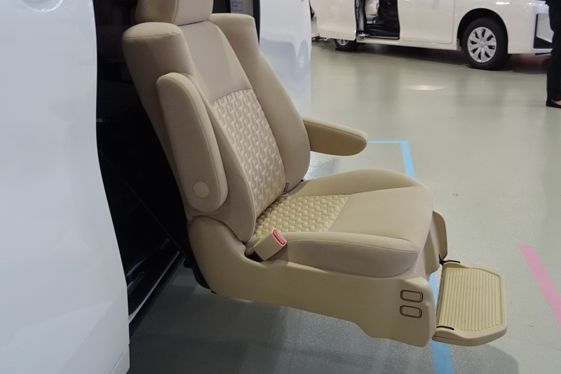 従来のもの（左）に比べて、新型（右）は座面がチルトしているので、乗降時に腰を持ち上げる動作が楽になる