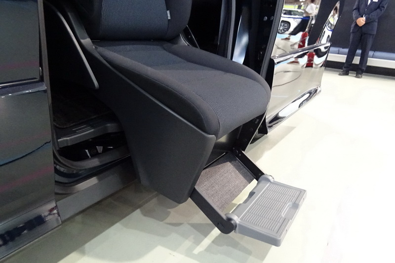 従来のもの（左）に比べて、新型（右）は座面がチルトしているので、乗降時に腰を持ち上げる動作が楽になる