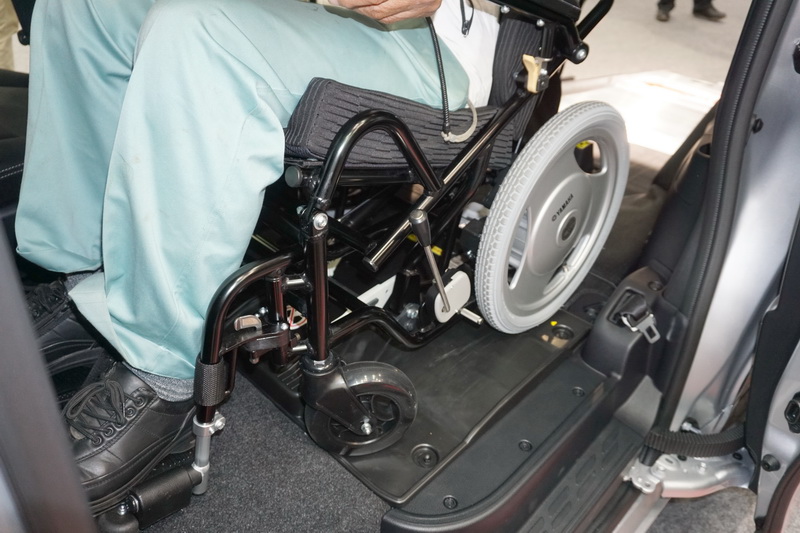 専用の電動車いすをワンタッチで固定