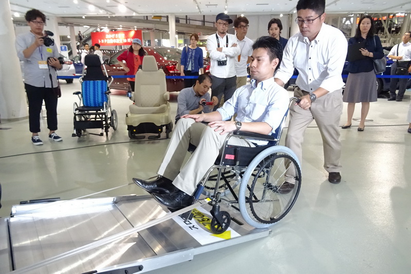 これまでは固定用ベルトのフックを車いすに掛け、車内に入ってから何回も前後に揺すったりして固定していた