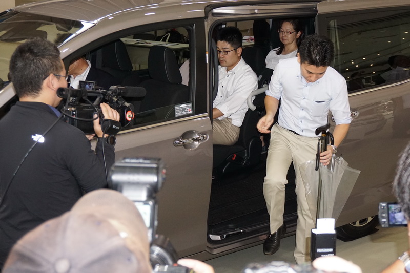 3列目シートに座った高齢者が、介助なしで1人でも乗り降りしやすいよう開発