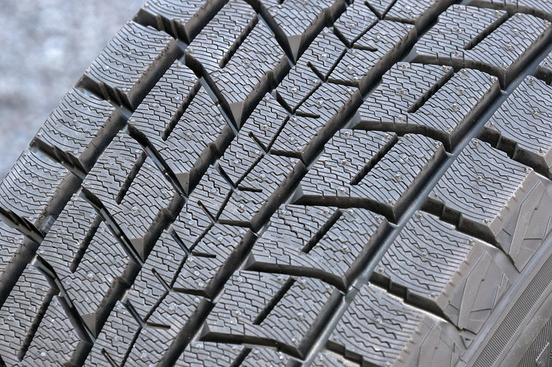 「新ミウラ折りサイプ」によりエッジを増加し氷上性能を向上しているという