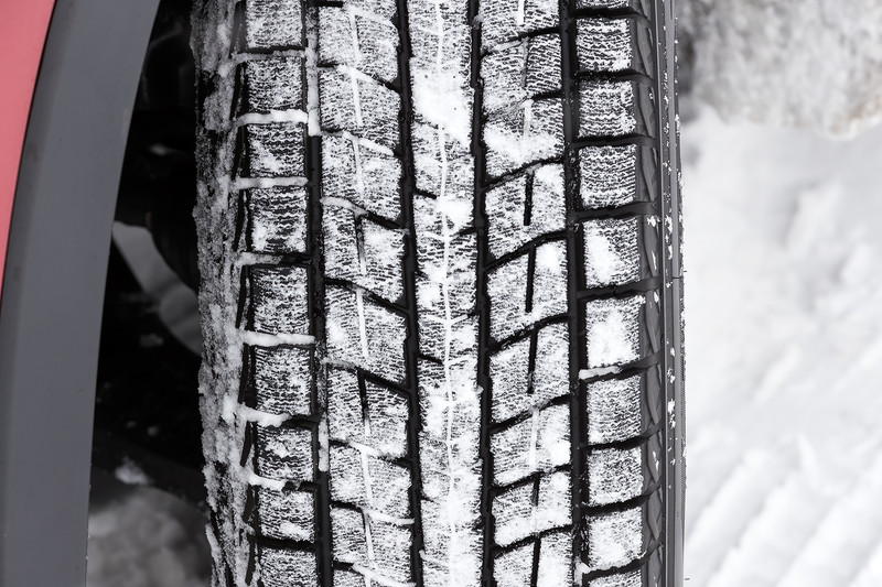 気温が低いためトレッドに付いた雪が溶けない状況