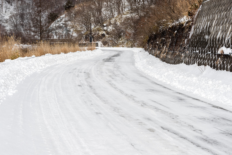 路面も雪というよりは氷に近い状態