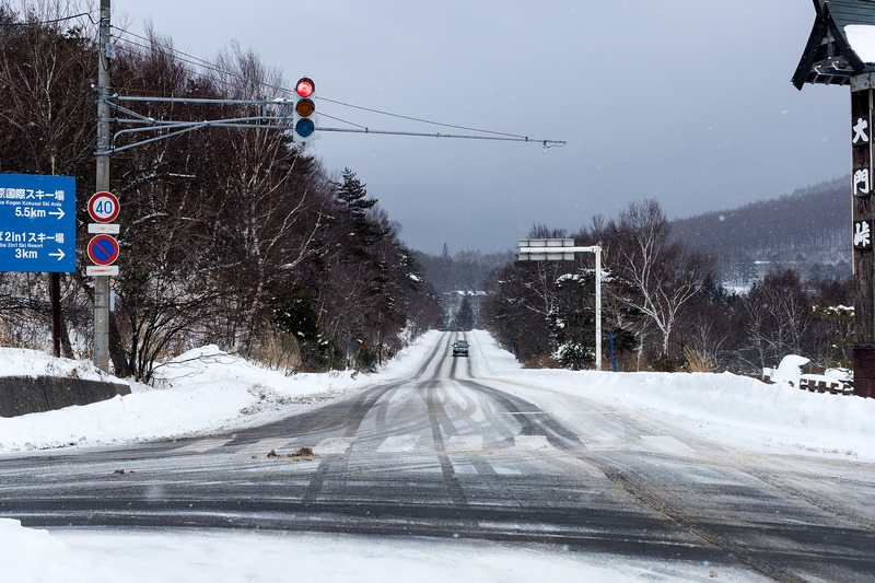 信号がある場所や通行量が多いと思われる場所は轍のようになっていた