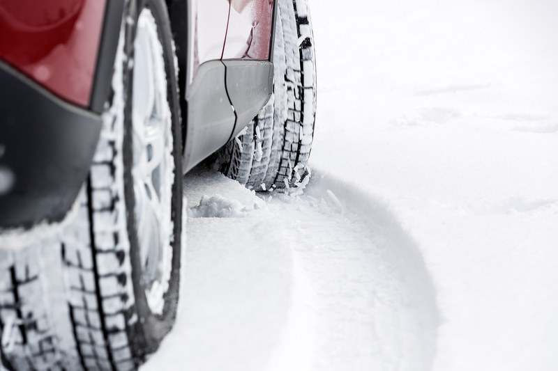 トレッドから雪が剥がれ落ちることで高いトラクション性能を発揮