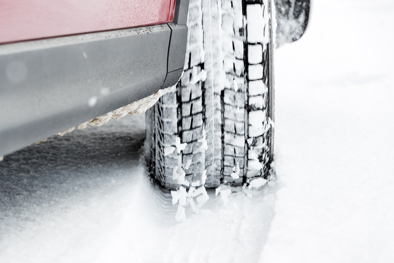 トレッドから雪が剥がれ落ちることで高いトラクション性能を発揮