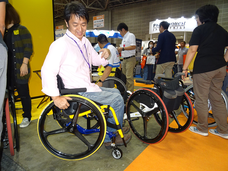 マルチマテリアル対応により、これまでの車椅子よりかなり軽くかつ剛性感も高く作れるという