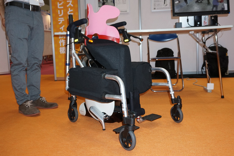 参考出品の「UNI-CUB βをベースとした障碍者向け一人乗りパーソナルモビリティ試作機」