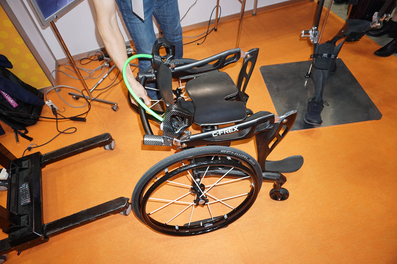 車椅子と合体可能なカーボン製長下肢装具「C-FREX」