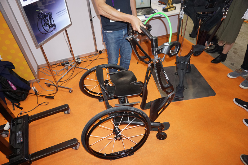 車椅子と合体可能なカーボン製長下肢装具「C-FREX」