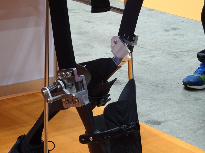 長下装具としては画期的な、膝が曲がる仕様。また、カーボン素材のバネ効果により下肢を前に蹴り出せるので、歩く感覚により近付いたという