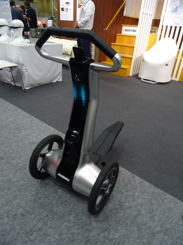 小型の電動3輪パーソナルモビリティ「ILY-Ai」。ニーズに合わせた4形態に変形する