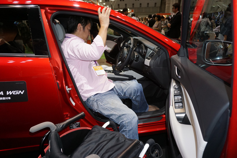 ロードスター RFとアテンザともに手だけで運転できる手動運転装置が付いている。よりスポーティな走りが楽しめるロードスターRFにはステアリングスポーク右に、親指で操作可能なシフトダウンボタンも装備