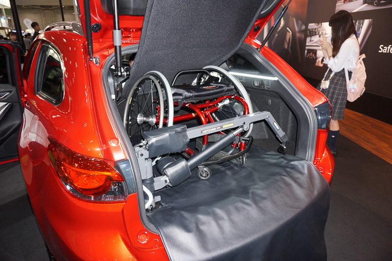 展示されていたアテンザのトランクルームには、リモコンで動く小型のクレーンを装備。奥には競技用の車椅子が置かれ、車椅子でスポーツをするユーザーの利用を思わせるディスプレイ
