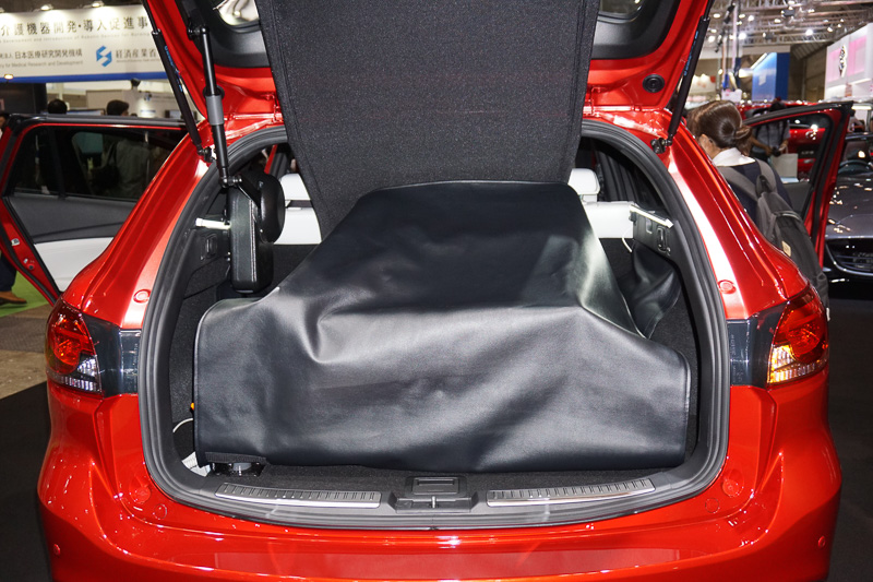 展示されていたアテンザのトランクルームには、リモコンで動く小型のクレーンを装備。奥には競技用の車椅子が置かれ、車椅子でスポーツをするユーザーの利用を思わせるディスプレイ