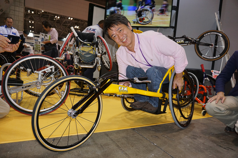 前傾ポジションに構えると、速く走れそうな気になっちゃいます！　この後、降りるときに尻が抜けなくて、ひと苦労だったのはナイショです（笑）