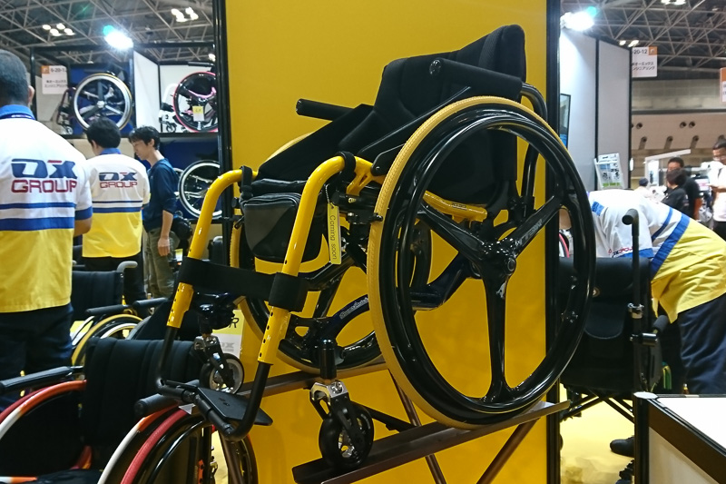 参考出品の車椅子。上下セパレート構造でマルチマテリアル化を意識した設計。軸受け内部にはダンパーを内蔵する