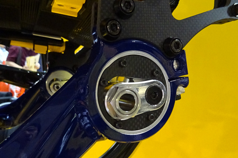 参考出品の車椅子。上下セパレート構造でマルチマテリアル化を意識した設計。軸受け内部にはダンパーを内蔵する