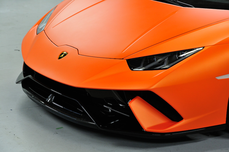 エクステリアの随所にランボルギーニの特許素材「フォージド・コンポジット」を採用するとともに、専用開発したアクティブ・エアロダイナミクス・システム「エアロダイナミカ・ランボルギーニ・アッティーヴァ（ALA）」を装備するのが外観上の特徴になる。足下は専用設計のブロンズカラーの20インチホイールと専用開発されたピレリ「P ZERO CORSA」の組み合わせ