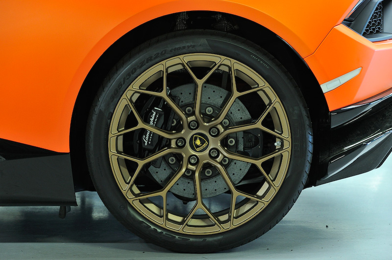 エクステリアの随所にランボルギーニの特許素材「フォージド・コンポジット」を採用するとともに、専用開発したアクティブ・エアロダイナミクス・システム「エアロダイナミカ・ランボルギーニ・アッティーヴァ（ALA）」を装備するのが外観上の特徴になる。足下は専用設計のブロンズカラーの20インチホイールと専用開発されたピレリ「P ZERO CORSA」の組み合わせ