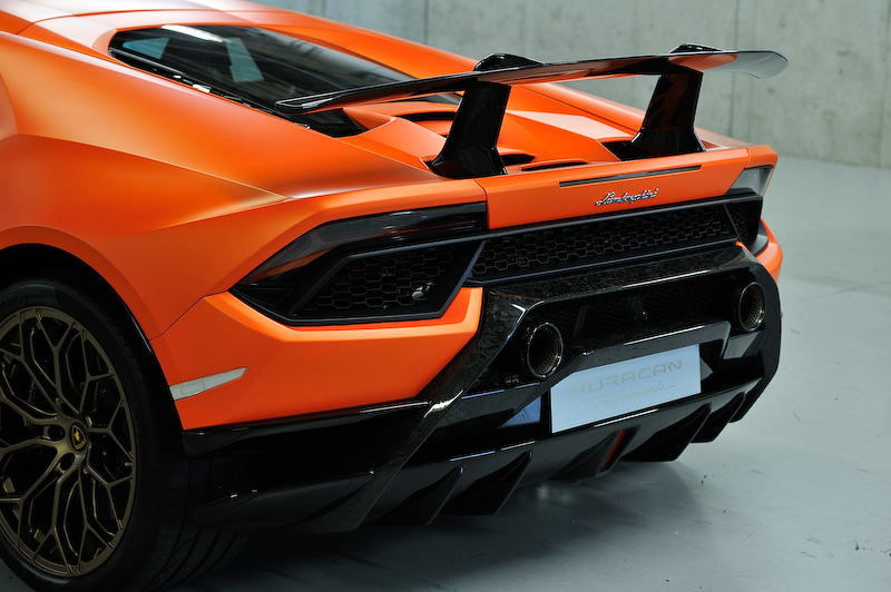 エクステリアの随所にランボルギーニの特許素材「フォージド・コンポジット」を採用するとともに、専用開発したアクティブ・エアロダイナミクス・システム「エアロダイナミカ・ランボルギーニ・アッティーヴァ（ALA）」を装備するのが外観上の特徴になる。足下は専用設計のブロンズカラーの20インチホイールと専用開発されたピレリ「P ZERO CORSA」の組み合わせ