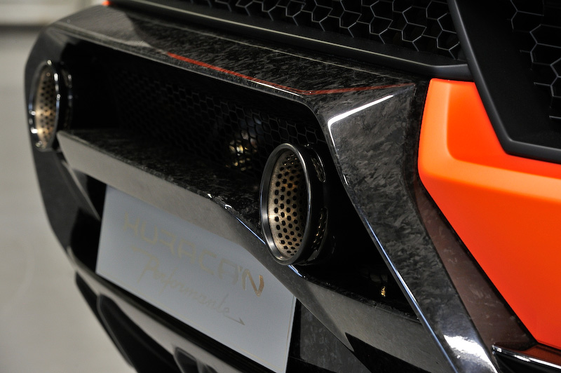 エクステリアの随所にランボルギーニの特許素材「フォージド・コンポジット」を採用するとともに、専用開発したアクティブ・エアロダイナミクス・システム「エアロダイナミカ・ランボルギーニ・アッティーヴァ（ALA）」を装備するのが外観上の特徴になる。足下は専用設計のブロンズカラーの20インチホイールと専用開発されたピレリ「P ZERO CORSA」の組み合わせ