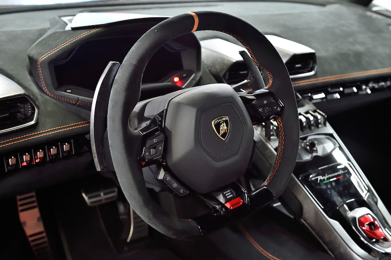 インテリアではエアベント、パドル、ドアハンドル、センターコンソールなどにフォージド・コンポジットを採用