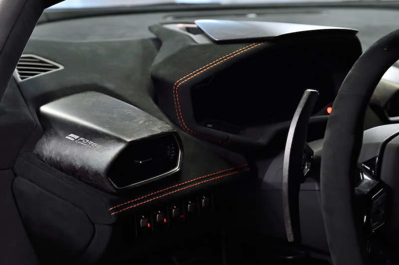 インテリアではエアベント、パドル、ドアハンドル、センターコンソールなどにフォージド・コンポジットを採用