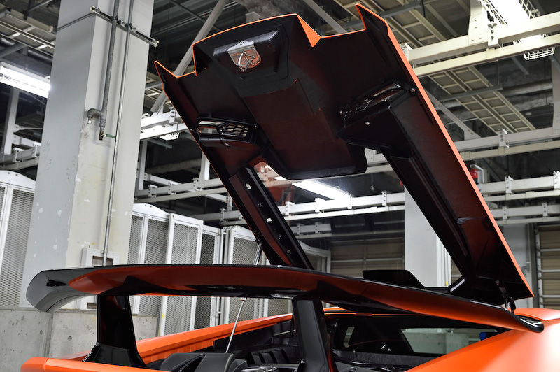 エンジンフードもフォージド・コンポジット