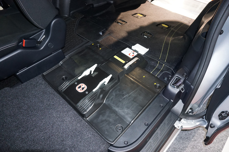 車両側に搭載される「ワンタッチ固定装置」