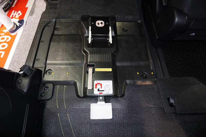 車両側に搭載される「ワンタッチ固定装置」