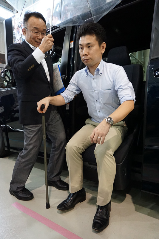 セカンドシートが回転して、車外へスライドダウン＆チルトする「サイドリフトアップチルトシート車」