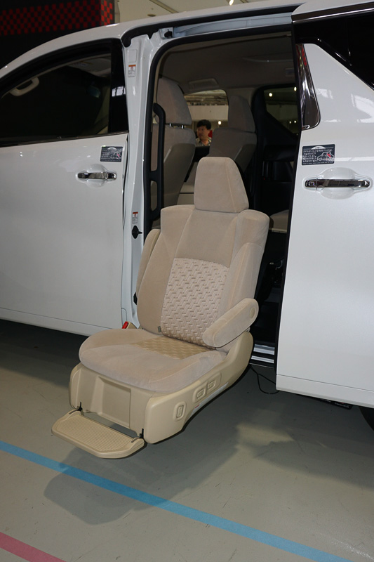 セカンドシートが回転して、車外へスライドダウンする「サイドリフトアップシート車」