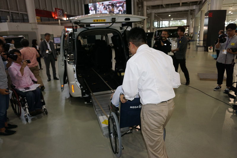 従来の車椅子仕様車では、車椅子を固定のための手順が多く、介護者の負担となっていた