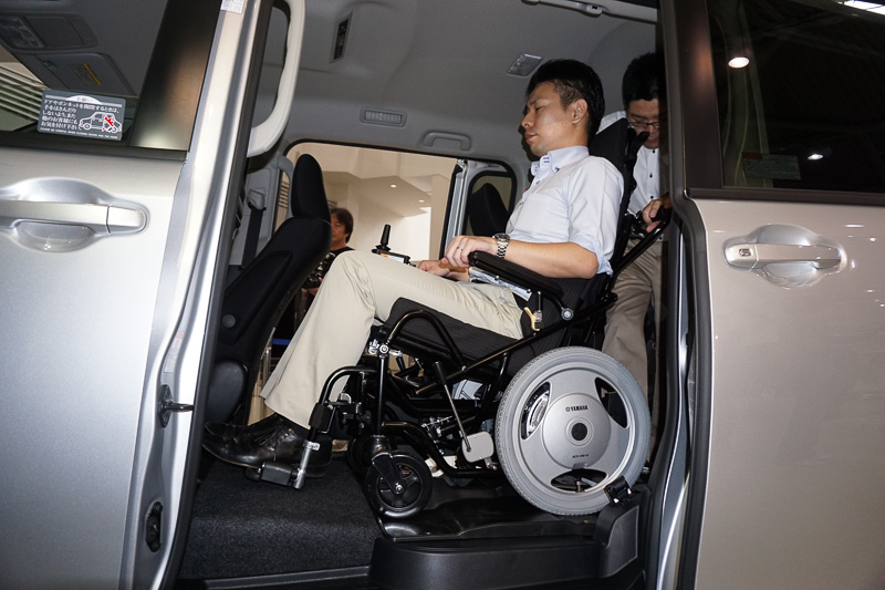 車いすの固定が簡単にできる「ワンタッチ固定装置」をする電動ウェルチェア＋ワンタッチ固定仕様。ロックの解除も楽な姿勢で行なえる