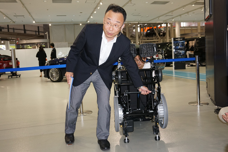 「ワンタッチ固定装置」にロックをするため車椅子側にバーを取り付ける