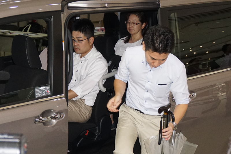 3列目シートに座っている方が乗り降りする際、2列目の乗員が車外に出なくて済むよう車内のシートレイアウトを工夫