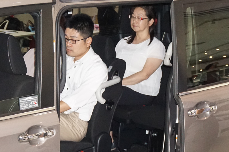 3列目シートに座っている方が乗り降りする際、2列目の乗員が車外に出なくて済むよう車内のシートレイアウトを工夫