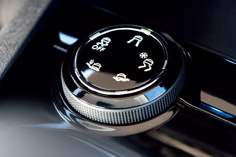 3種類のモード別にエンジントルクとブレーキを制御。下り坂を一定速度で走行できるヒルディセントコントロール機能も備えた「アドバンストグリップコントロール」を搭載