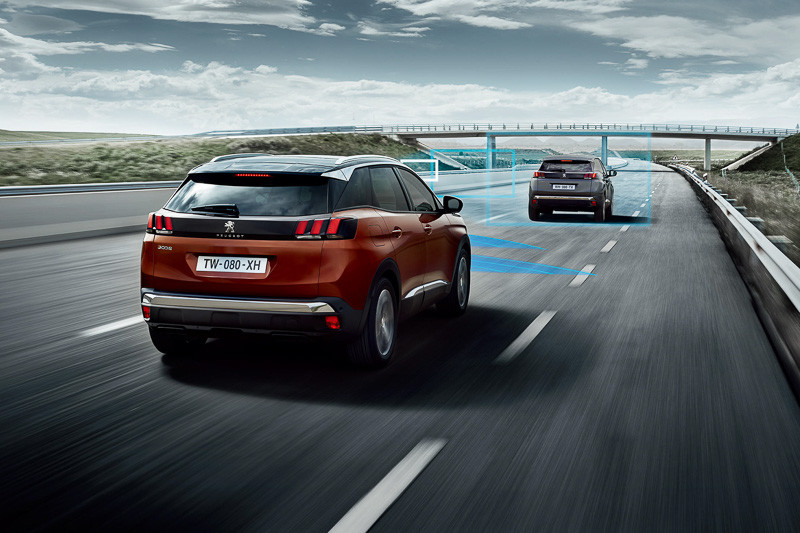 フロントバンパーのレーダーで前方車両を認識してアクセルやブレーキなどを自動制御して車間距離を保ち、前方車両が停止した場合には自動停車する「アクティブクルーズコントロール」の作動イメージ