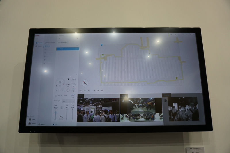 シャープブースに展示される「屋外自律走行監視ロボット」