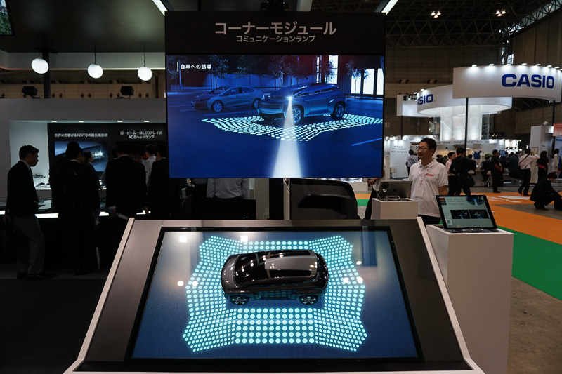 クルマの行き先など路面に照射する「コミュニケーションランプ」