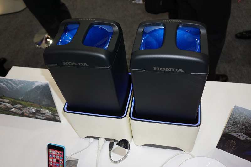 モバイルバッテリー「Honda Mobile Power Pack」の活用例を示す展示